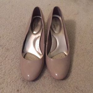 Neutral glossy high heels with 3 inch rise size 8